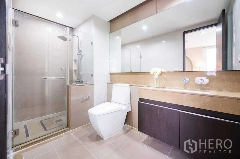 คอนโด ให้เช่าในRatchathewi, Bangkok - ห้องน้ำสไตล์โมเดิร์นพร้อมเคาน์เตอร์ยาว กระจกบานใหญ่ และตู้ shower กระจก