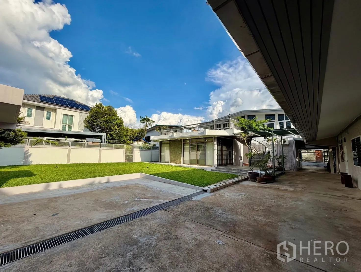 家庭办公室 for rent in Chatuchak, Bangkok - 带草坪庭院、宽阔车道、玻璃立面低层建筑与带顶走道的私密院落