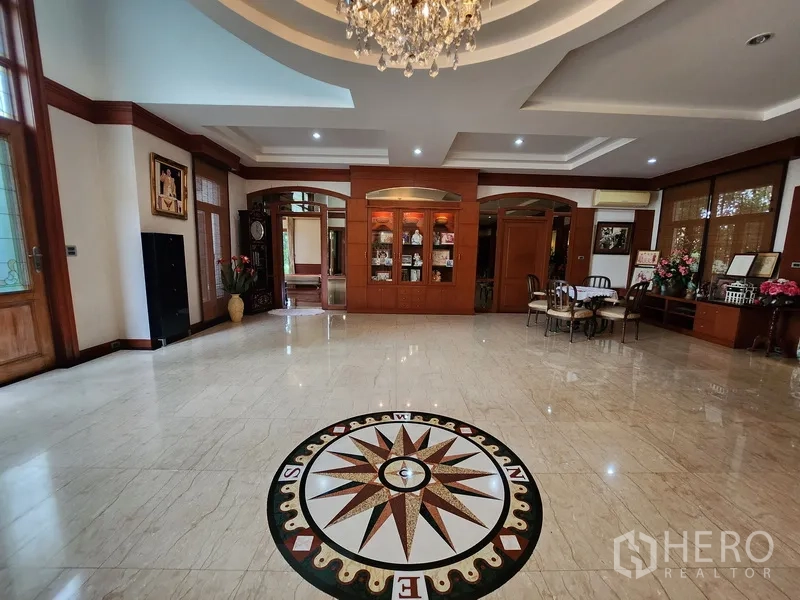 บ้าน ให้เช่าในPrawet, Bangkok - โถงต้อนรับปูหินอ่อนลายกุหลาบลม คาบิเน็ตไม้บิวต์อินและโคมระย้า