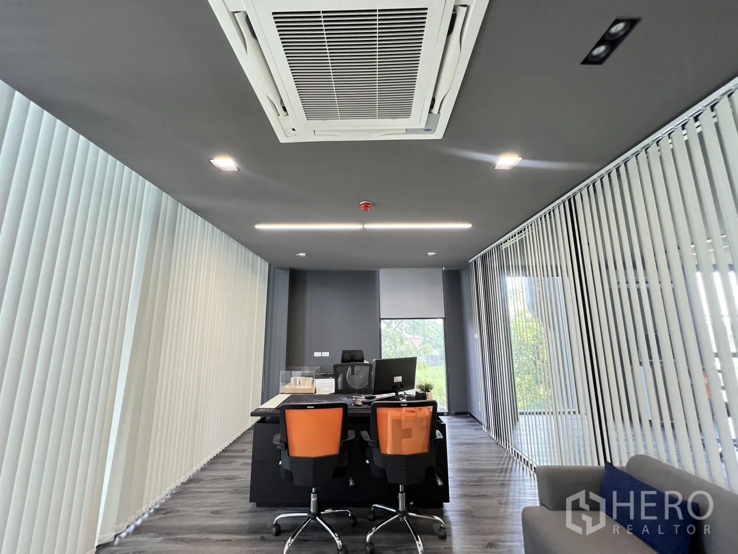 货栈 出售在Lat Krabang, Bangkok - 行政办公室，吊顶空调、办公桌与竖向百叶。