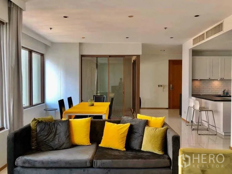 公寓 出售在Khlong Toei, Bangkok - 客厅连接餐桌与厨房，嵌灯吊顶与推拉玻璃间