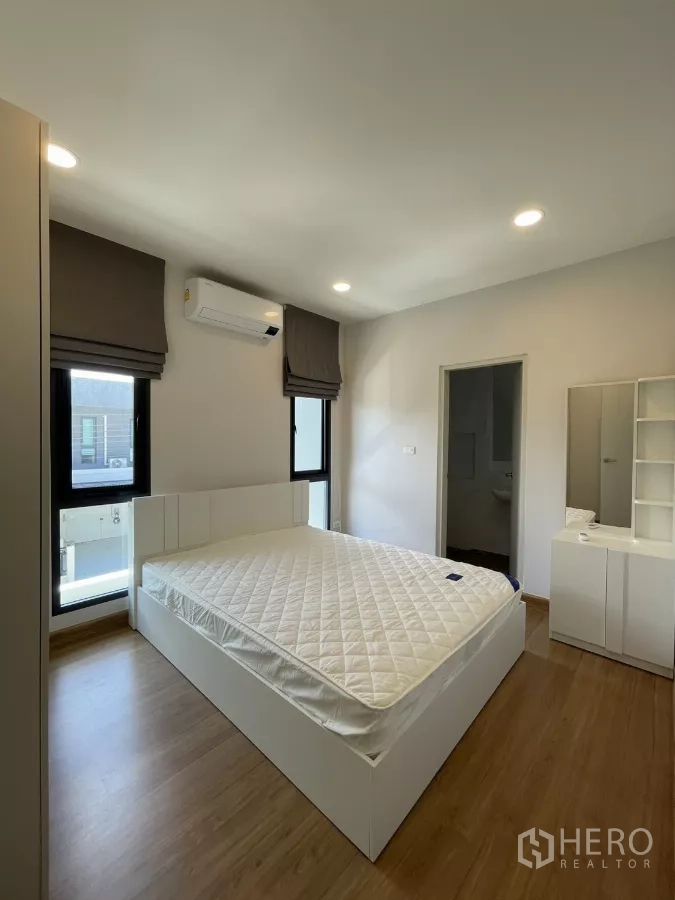 独立式住宅 出租在Bang Phli, Samut Prakan - 卧室展示套卫入口与小型梳妆区。