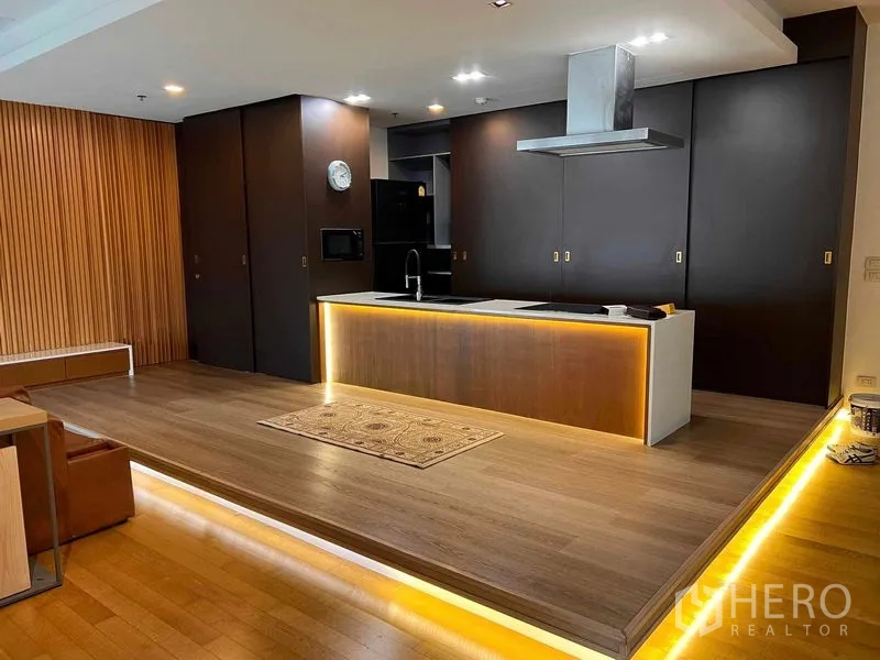 คอนโด ให้เช่าในWatthana, Bangkok - ครัวไอแลนด์สมัยใหม่พร้อมเครื่องดูดควันและไฟใต้ตู้โทนอุ่น