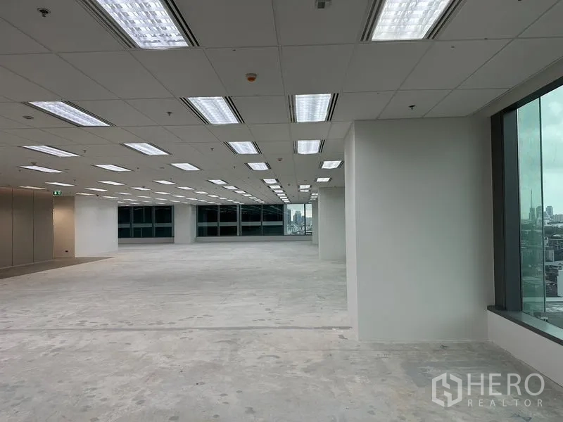 สำนักงาน ให้เช่าในRatchathewi, Bangkok - โซนออฟฟิศยาวต่อเนื่อง ไฟ LED หลายแถว หน้าต่างบานใหญ่รับวิวเมือง