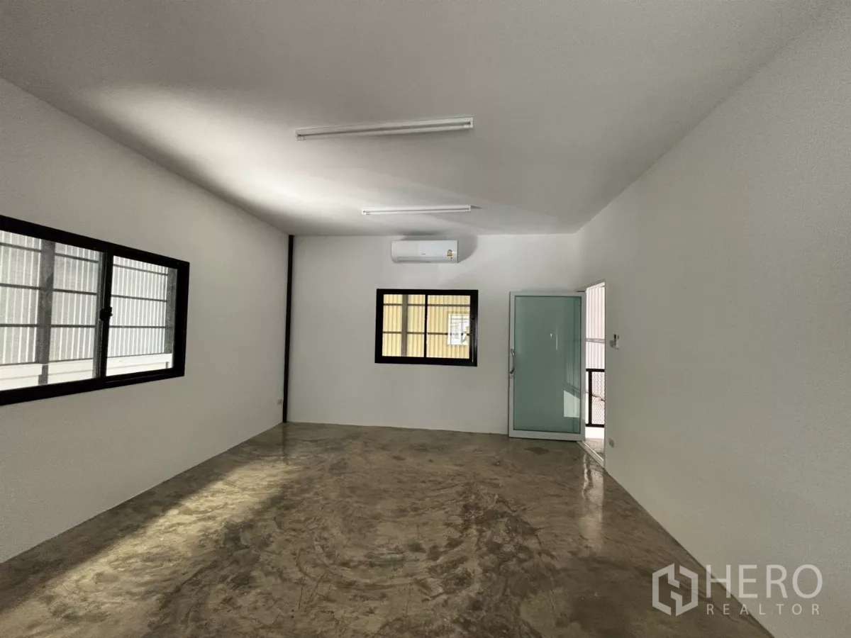 货栈 出租在Lat Krabang, Bangkok - 带空调的办公室，设窗户与抛光地面
