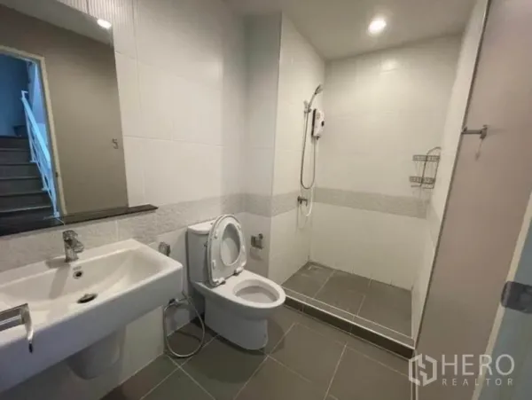 ทาวน์เฮาส์ ให้เช่าในPhasi Charoen, Bangkok - ห้องน้ำปูกระเบื้องพร้อมโซนฝักบัว เครื่องทำน้ำอุ่น อ่างล้างหน้าและโถสุขภัณฑ์