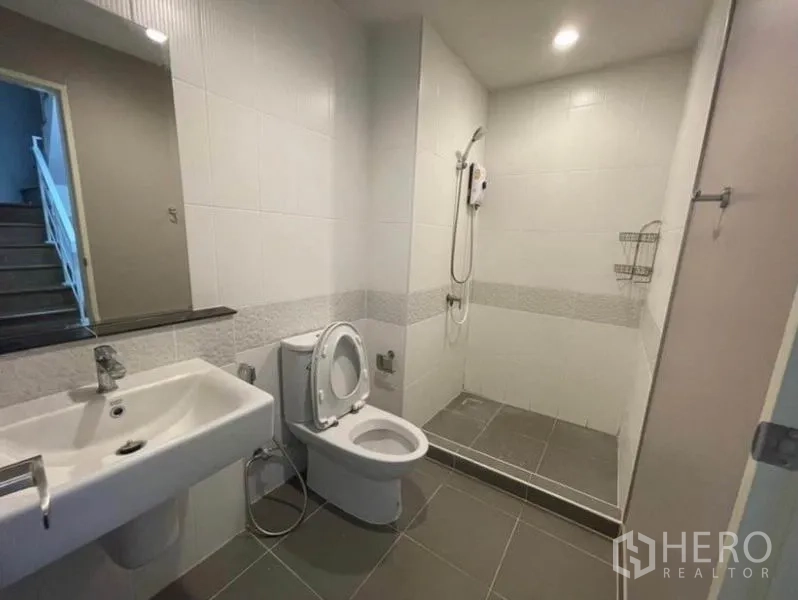 ทาวน์เฮาส์ ให้เช่าในPhasi Charoen, Bangkok - ห้องน้ำปูกระเบื้องพร้อมโซนฝักบัว เครื่องทำน้ำอุ่น อ่างล้างหน้าและโถสุขภัณฑ์