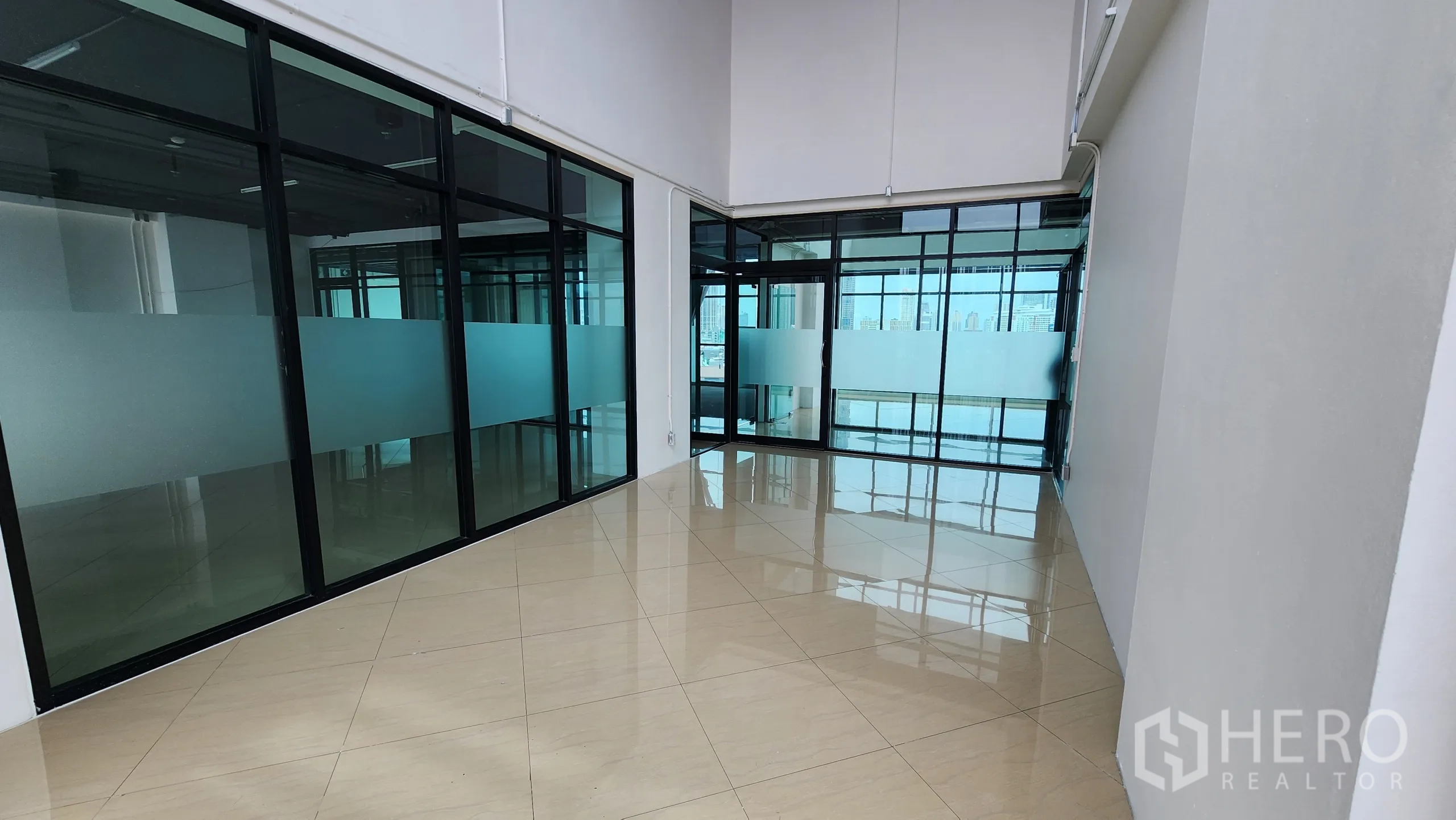 办公空间 出租在Yan Nawa, Bangkok - 工作区邻磨砂玻璃隔断与亮面地砖。