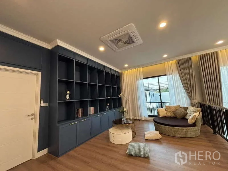 บ้าน ให้เช่าในBang Phli, Samut Prakan - ห้องนั่งเล่นชั้นบน พร้อมชั้นวางบิวท์อินทั้งผนังและเดย์เบดกลมติดระเบียง