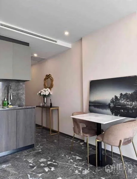 公寓 出租在Khlong Toei, Bangkok - 厨房旁的双人用餐角，配墙面装饰画。