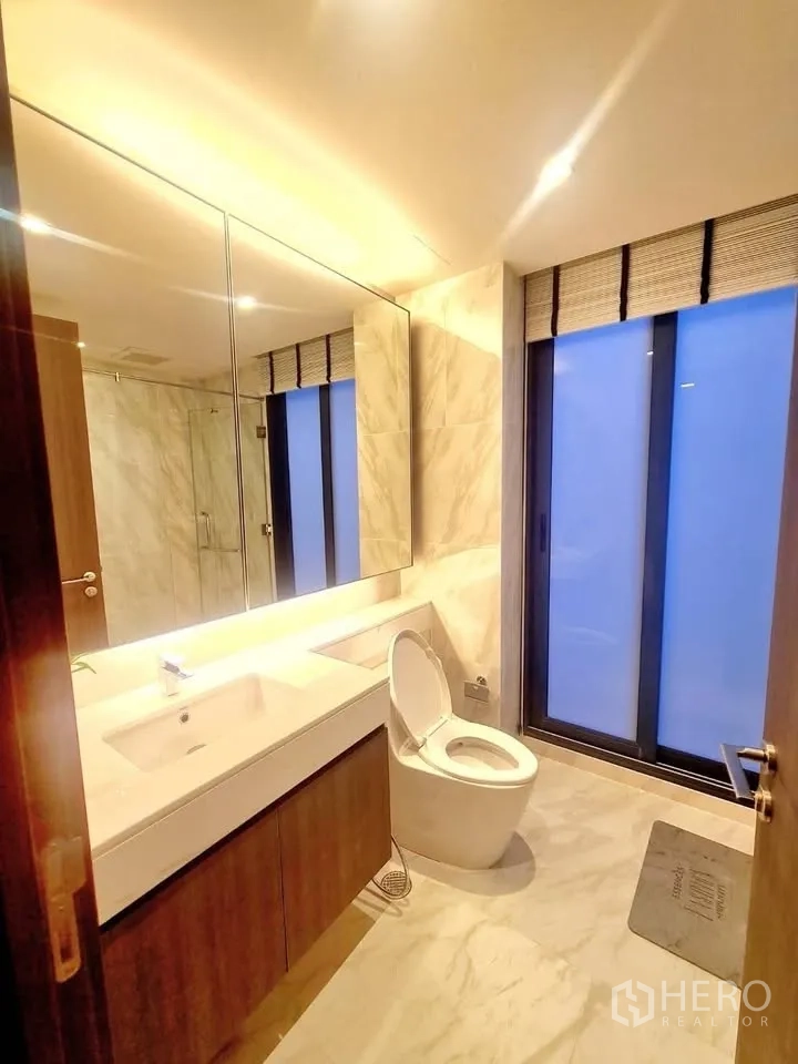 ทาวน์เฮาส์ for rent or sale in Watthana, Bangkok - ห้องน้ำโทนหินอ่อนพร้อมเคาน์เตอร์อ่างล้างมือและหน้าต่างกระจกฝ้า