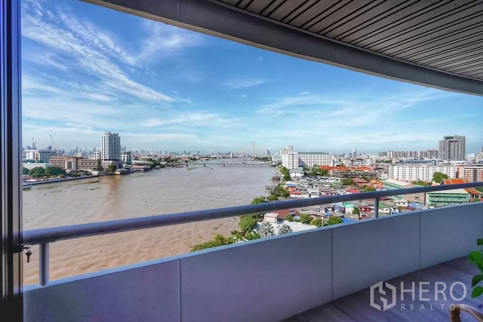 公寓 出租在Bang Phlat, Bangkok - 从整面阳台望去的宽阔河景，天空晴朗视野开阔。