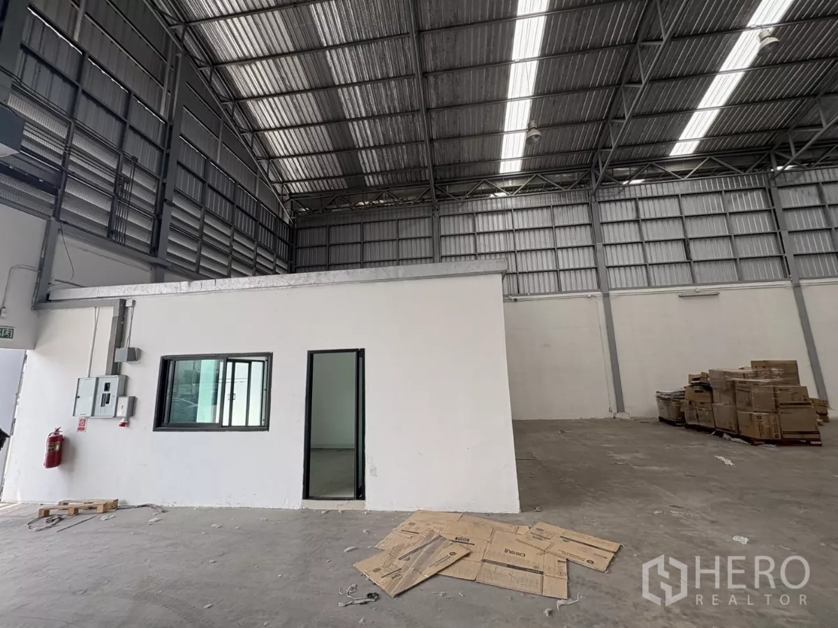货栈 出租在Bang Phli, Samut Prakan - 办公室模块近景，带滑窗与电气控制箱。