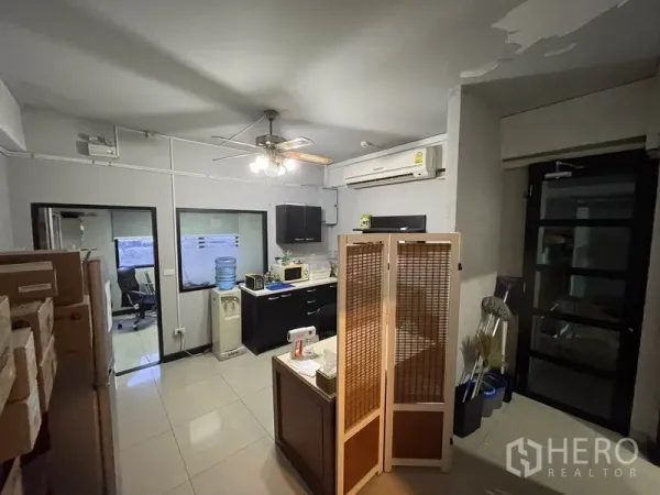办公空间 出租在Khlong Toei, Bangkok - 茶水间，带柜体、微波炉、饮水机和吊扇