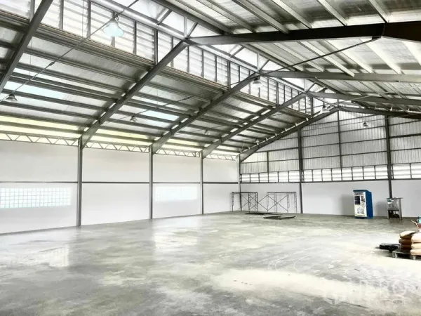 Warehouse for rent in Mueang Samut Prakan, Samut Prakan - Bright warehouse space with ventilation louvres and skylights providing natural airflow.