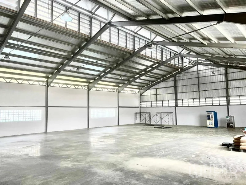 Warehouse for rent in Mueang Samut Prakan, Samut Prakan - Bright warehouse space with ventilation louvres and skylights providing natural airflow.