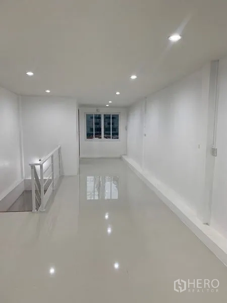 Townhouse for sale in Yan Nawa, Bangkok - Upper-floor multipurpose room with downlights and a window.