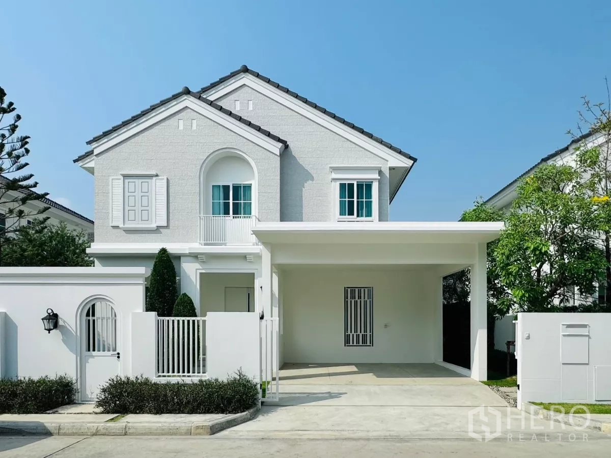 独立式住宅 出租在Bang Phli, Samut Prakan - 白色两层独栋住宅外观，带有车棚与前院围栏