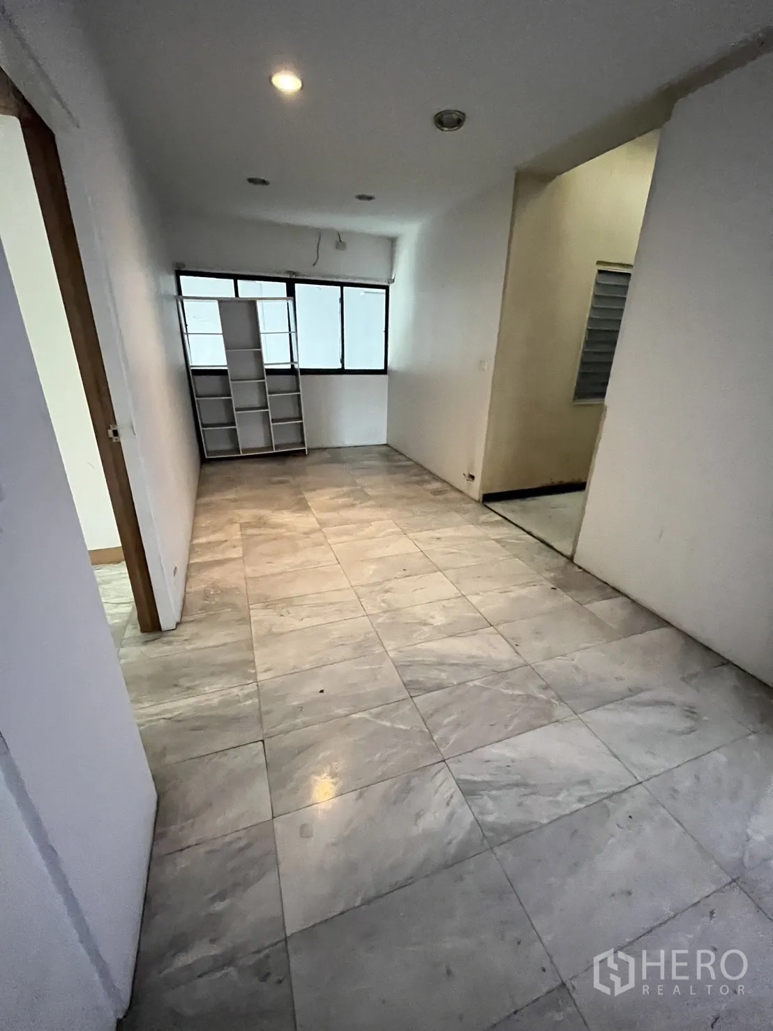 货栈 出租在Huai Khwang, Bangkok - 小型办公室，石材地板与窗户，适合二次装修。