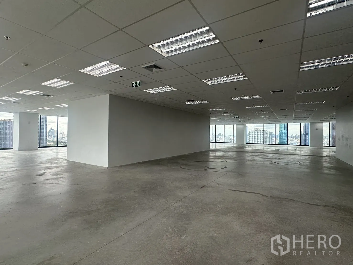 ออฟฟิศ for rent in Ratchathewi, Bangkok - พื้นที่สำนักงานแบบยังไม่ตกแต่ง พร้อมผนังแกนกลางและกระจกโดยรอบ