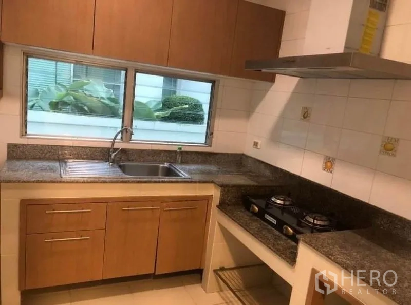 บ้าน ให้เช่าในPrawet, Bangkok - ห้องครัวบิวท์อิน เคาน์เตอร์หินแกรนิต เตาแก๊ส เครื่องดูดควัน และอ่างล้างจาน