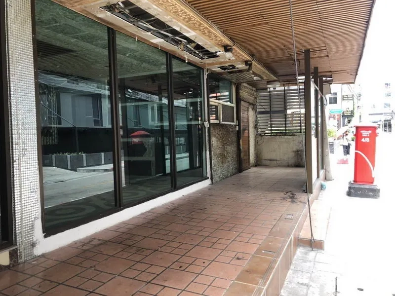 Retail Space for rent in Khlong Toei, Bangkok - Covered outdoor forecourt with terracotta tiles beside the street.