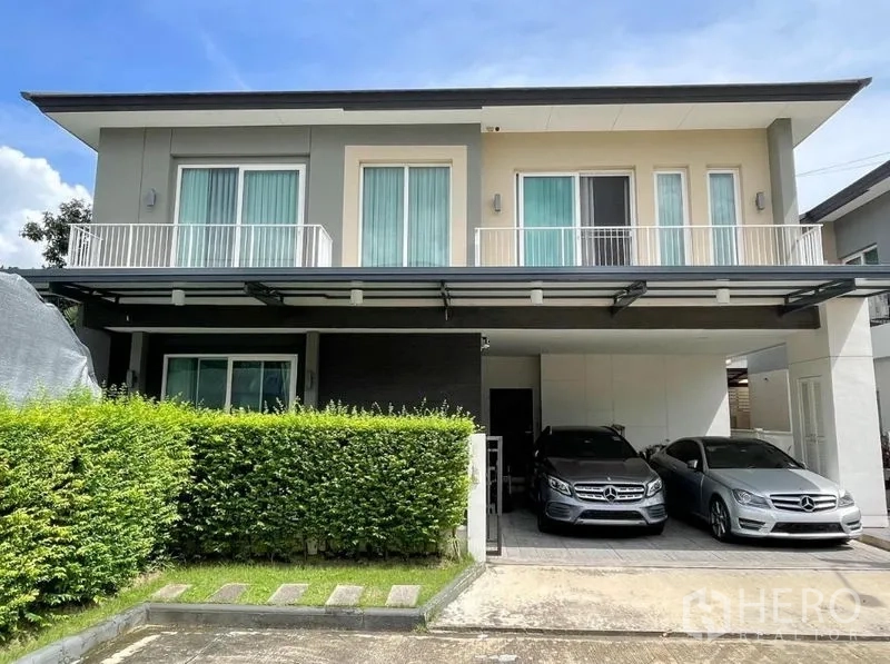 บ้าน ให้เช่าหรือขายในBang Khen, Bangkok - ด้านหน้าบ้านเดี่ยวสมัยใหม่ มีระเบียงและโรงจอดรถคู่