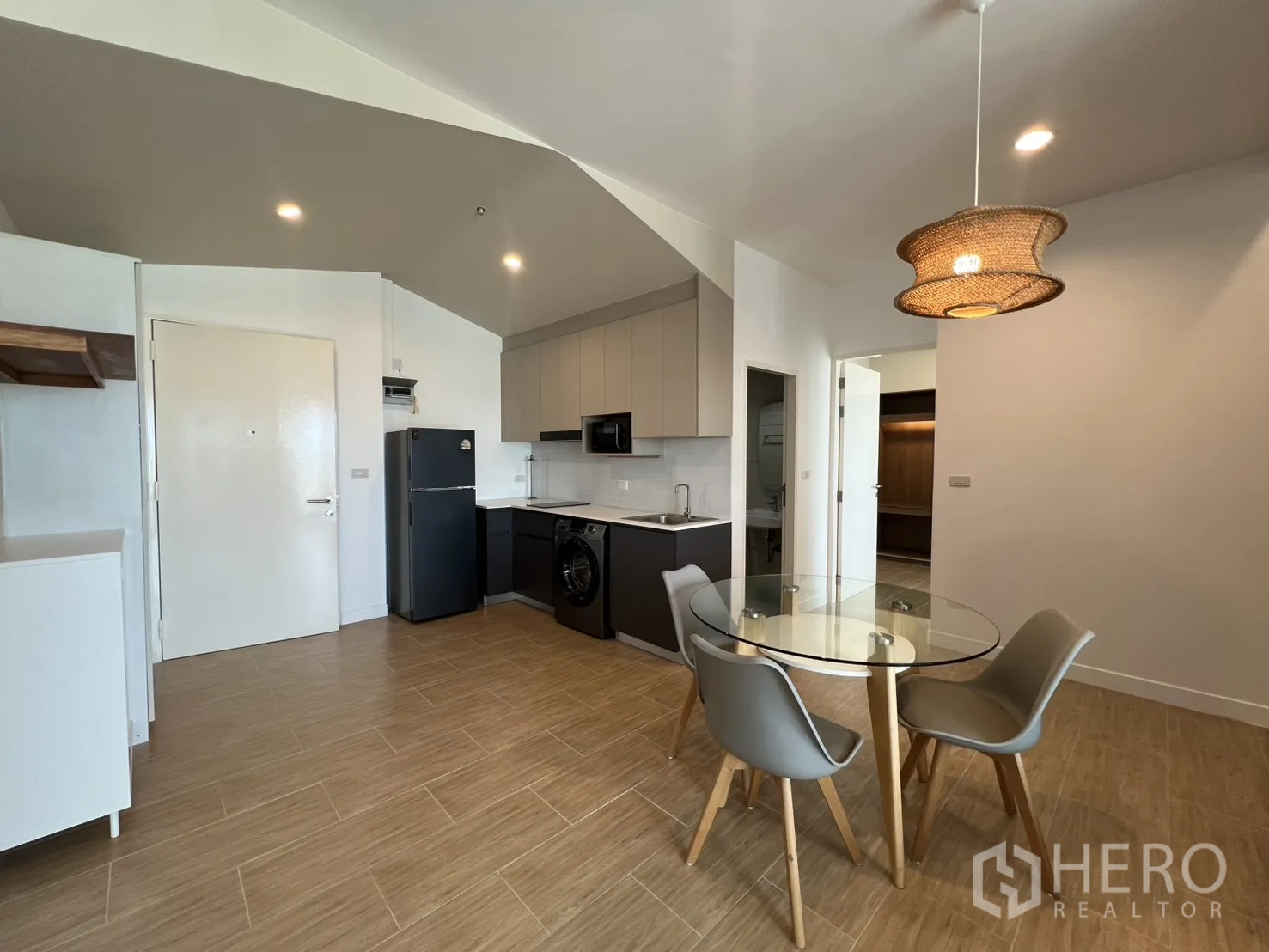 公寓 for rent in Bang Kapi, Bangkok - 厨房搭配四人玻璃圆桌与吊灯照明。
