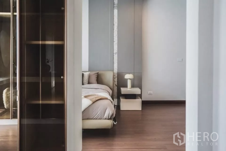 独立式住宅 出租在Bang Phli, Samut Prakan - 主卧套间视角，软包床、床头柜与嵌入式柜体。