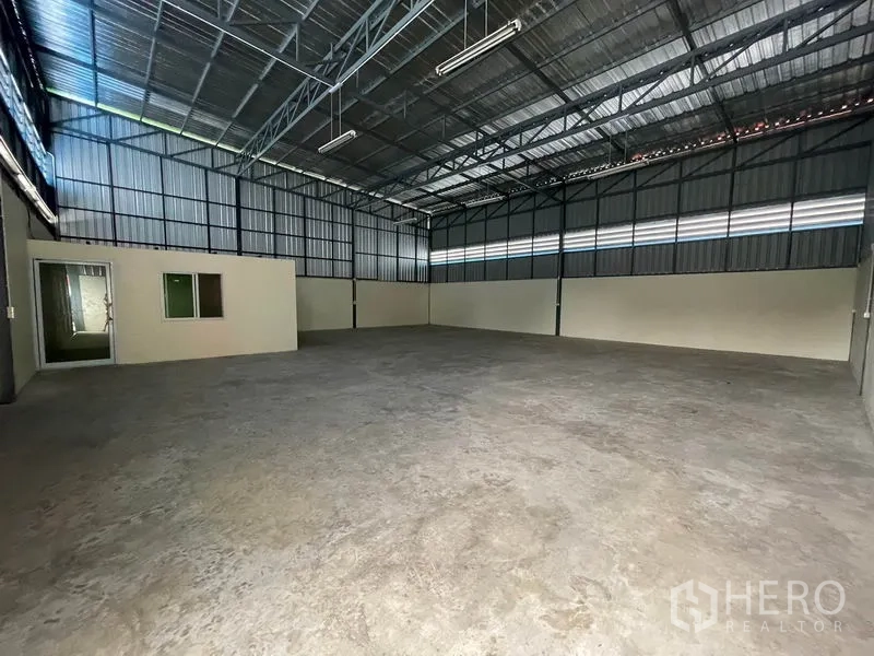 货栈 出租在Khlong Luang, Pathum Thani - 开阔的存储空间，带采光条窗和金属墙板