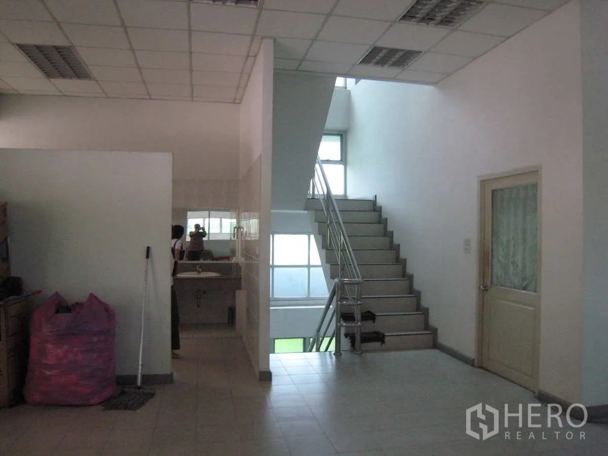 โรงงาน ให้เช่าในLat Lum Kaeo, Pathum Thani - พื้นที่บันไดภายในพร้อมอ่างล้างมือและพื้นกระเบื้องในอาคารสำนักงาน