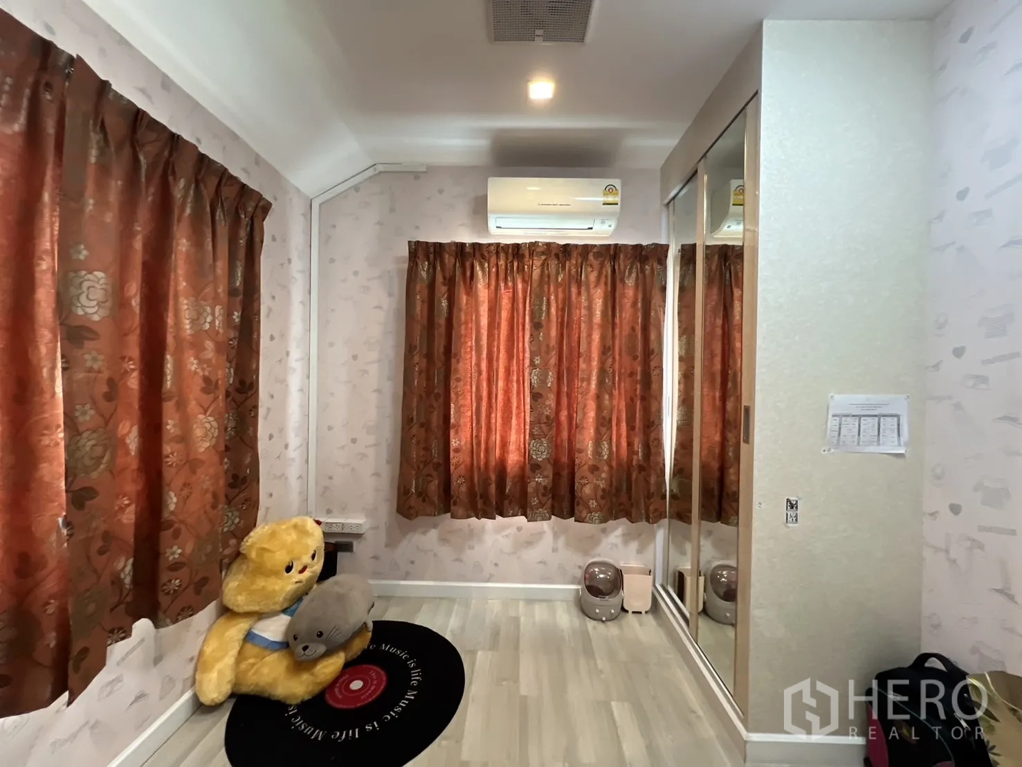 独立式住宅 出租或出售在Lat Krabang, Bangkok - 次卧，暖色窗帘和壁挂空调
