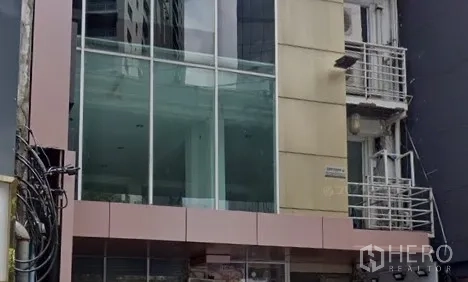 零售空间 出租在Khlong Toei, Bangkok - 现代建筑外立面，整面落地玻璃与金属覆层，显眼门面适合招牌。