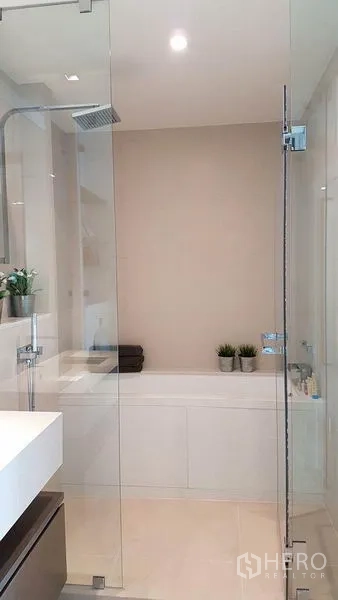 公寓 出租在Khlong San, Bangkok - 玻璃淋浴间配顶喷花洒，旁有白色浴缸