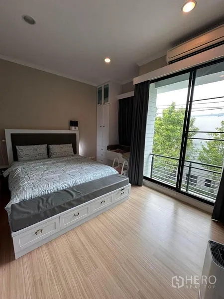 联排别墅 出售在Wang Thonglang, Bangkok - 第二卧室，推拉玻璃门通阳台，内置储物。