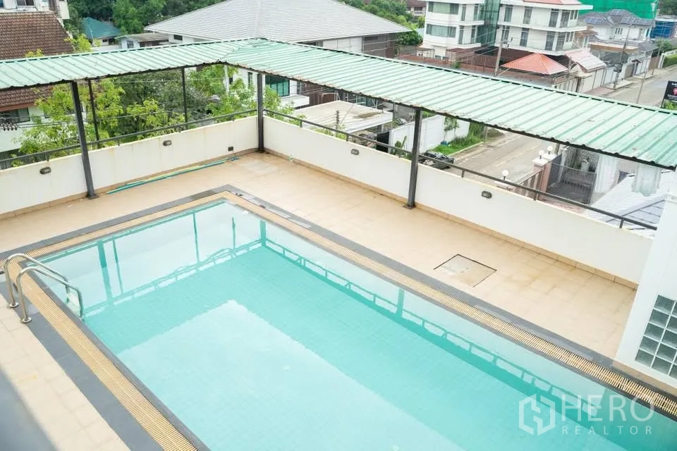 家庭办公室 for rent in Prawet, Bangkok - 屋顶游泳池，带有顶棚露台与周边社区景观。