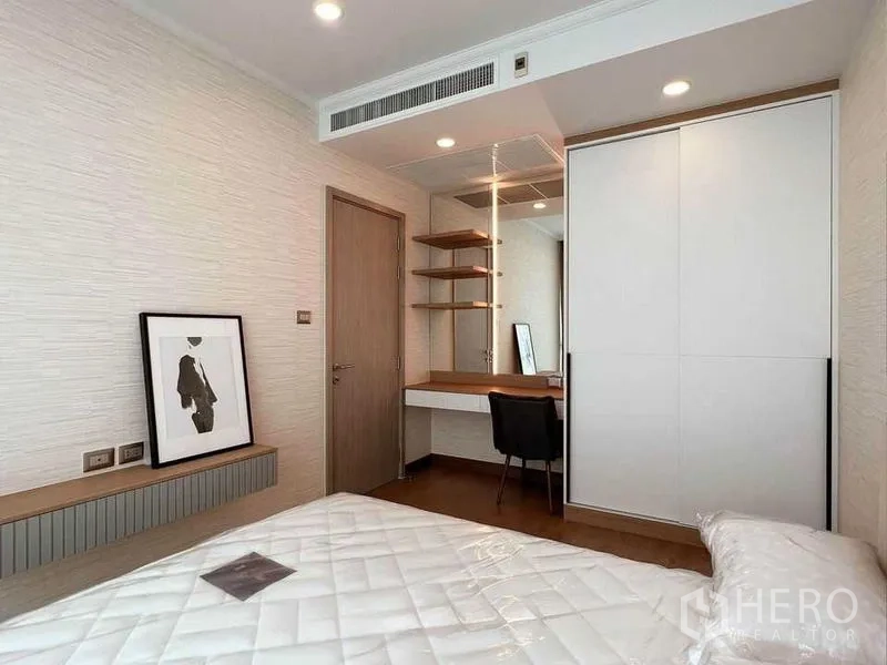 คอนโด ให้เช่าในWatthana, Bangkok - ห้องนอนพร้อมโต๊ะแต่งตัวบิลต์อิน กระจก ชั้นลอย และตู้เสื้อผ้าบานเลื่อนสีขาว