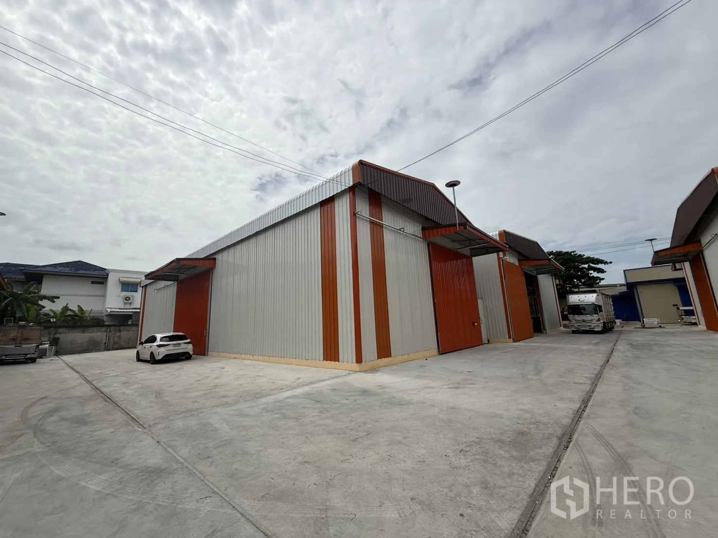 仓库 for rent in Wang Thonglang, Bangkok - 多栋仓库临宽阔混凝土场地，便于小车与货车通行。