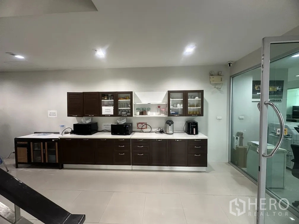 工厂 for rent in Lam Luk Ka, Pathum Thani - 员工茶水间，橱柜、微波炉与咖啡机齐全。