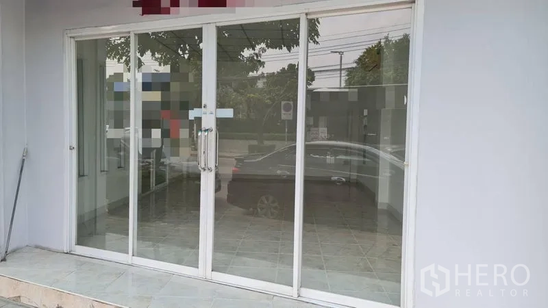 店屋 出租 - 贴近拍摄的玻璃店面，反射街景