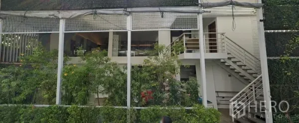 零售空间 出租在Khlong Toei, Bangkok - 两层零售空间，带夹层、外部楼梯与绿化立面。