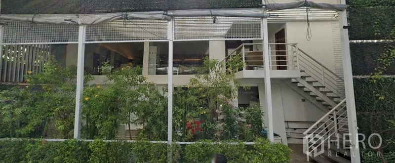 零售空间 出租在Khlong Toei, Bangkok - 两层零售空间，带夹层、外部楼梯与绿化立面。