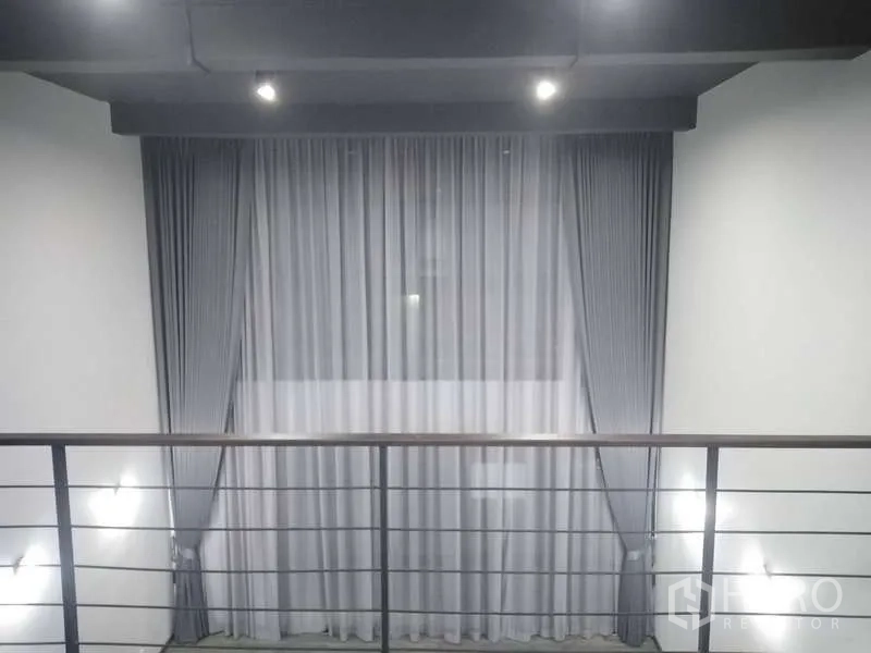 สำนักงานที่บ้าน ให้เช่าหรือขาย - มุมมองราวชั้นลอยหันสู่ผ้าม่านสูงและไฟเพดาน