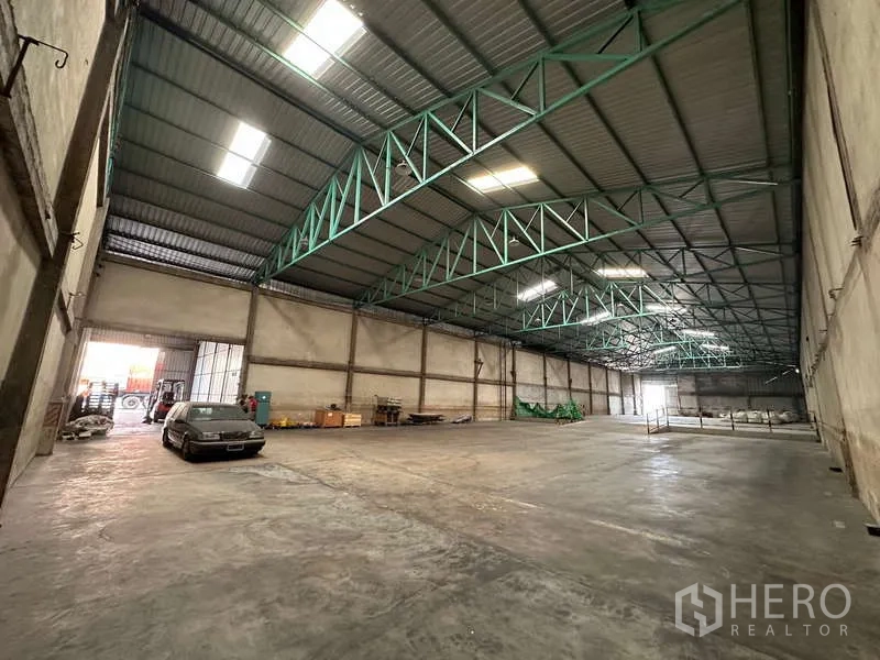 คลังสินค้า ให้เช่าในMueang Pathum Thani, Pathum Thani - ช่องโกดังเข้า-ออกได้ รถจอดใกล้ประตูขนถ่าย และอุปกรณ์จัดเก็บ