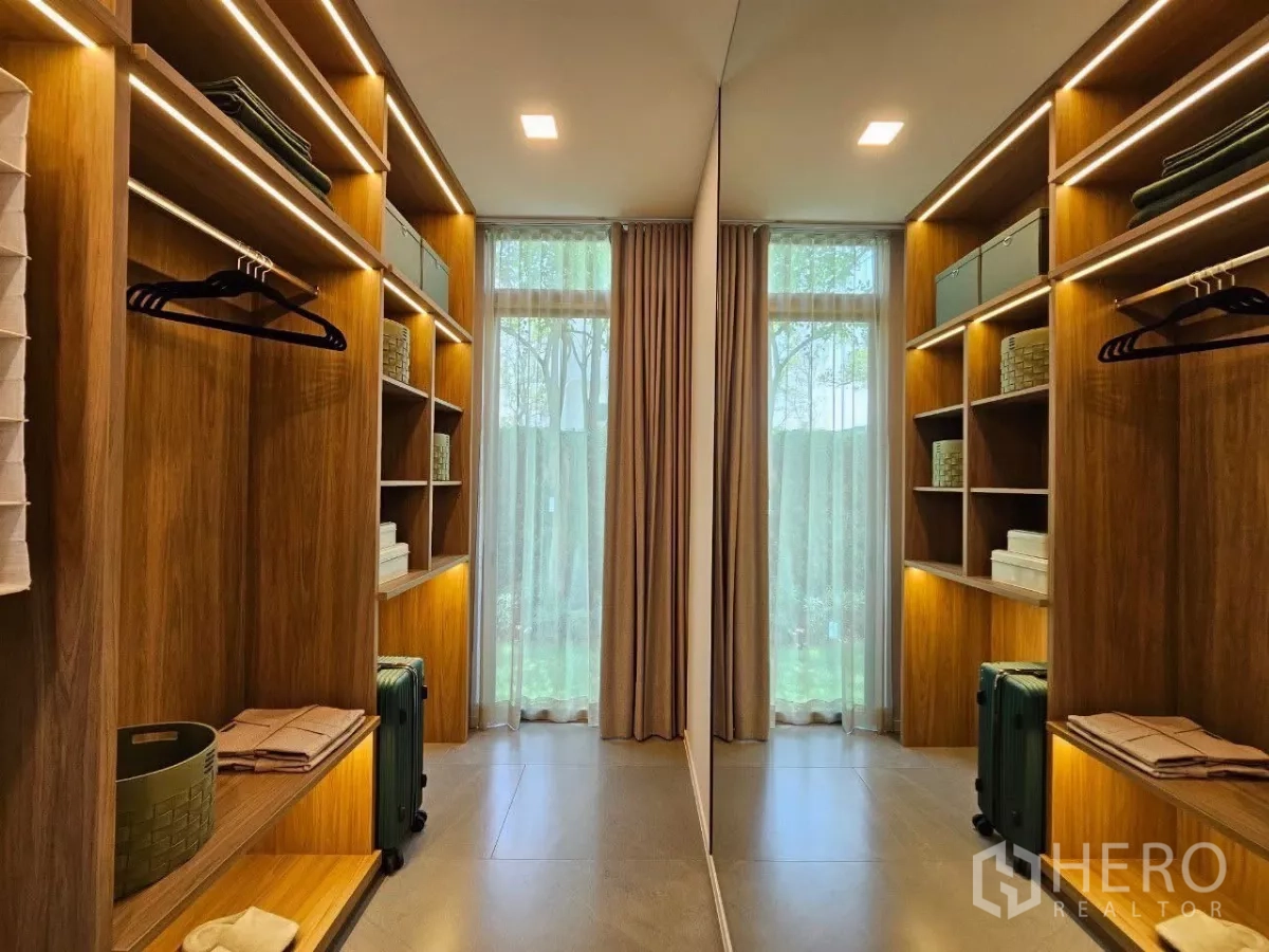 Detached House for rent in Saphan Sung, Bangkok - Walk-in closet corridor with full-height mirror and timber shelving.