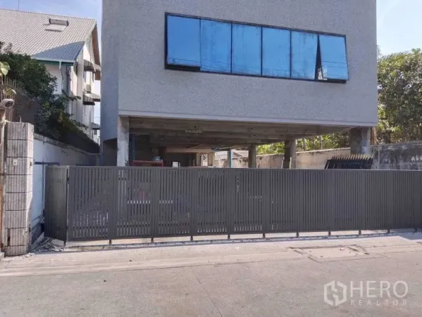 Home Office for rent in Phaya Thai, Bangkok - Modern home office exterior with tinted windows and a sliding metal gate.