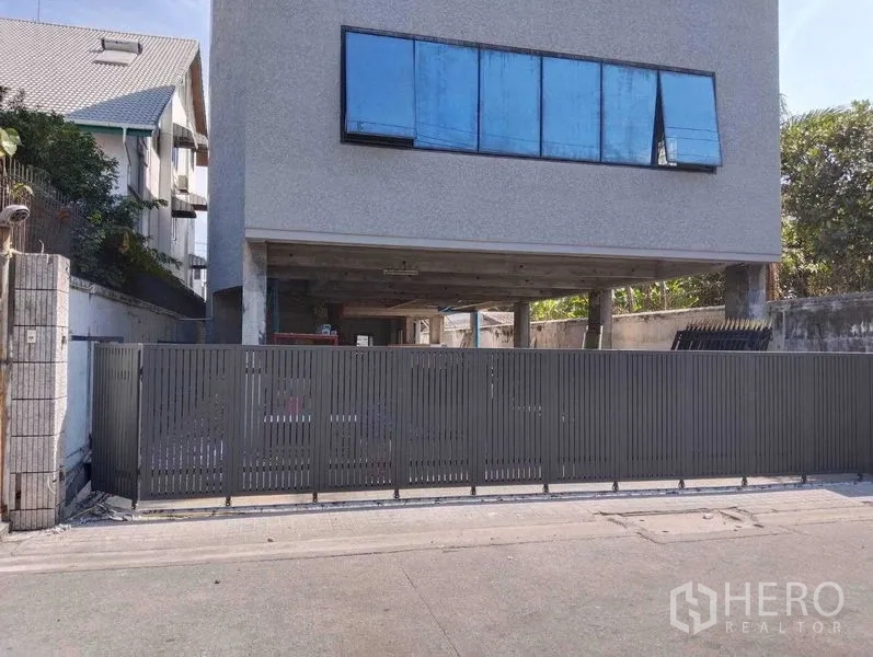 Home Office for rent in Phaya Thai, Bangkok - Modern home office exterior with tinted windows and a sliding metal gate.