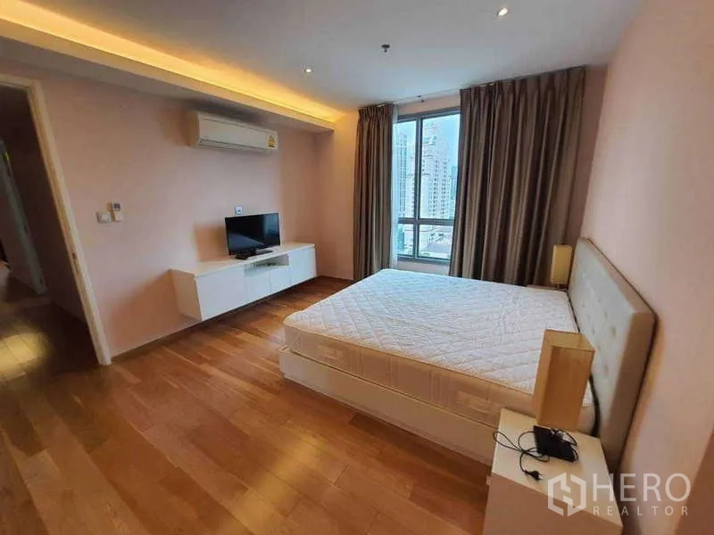 คอนโด ขายในWatthana, Bangkok - ห้องนอนหลักกว้างขวาง พร้อมทีวี หน้าต่างใหญ่ และพื้นไม้โทนอุ่น