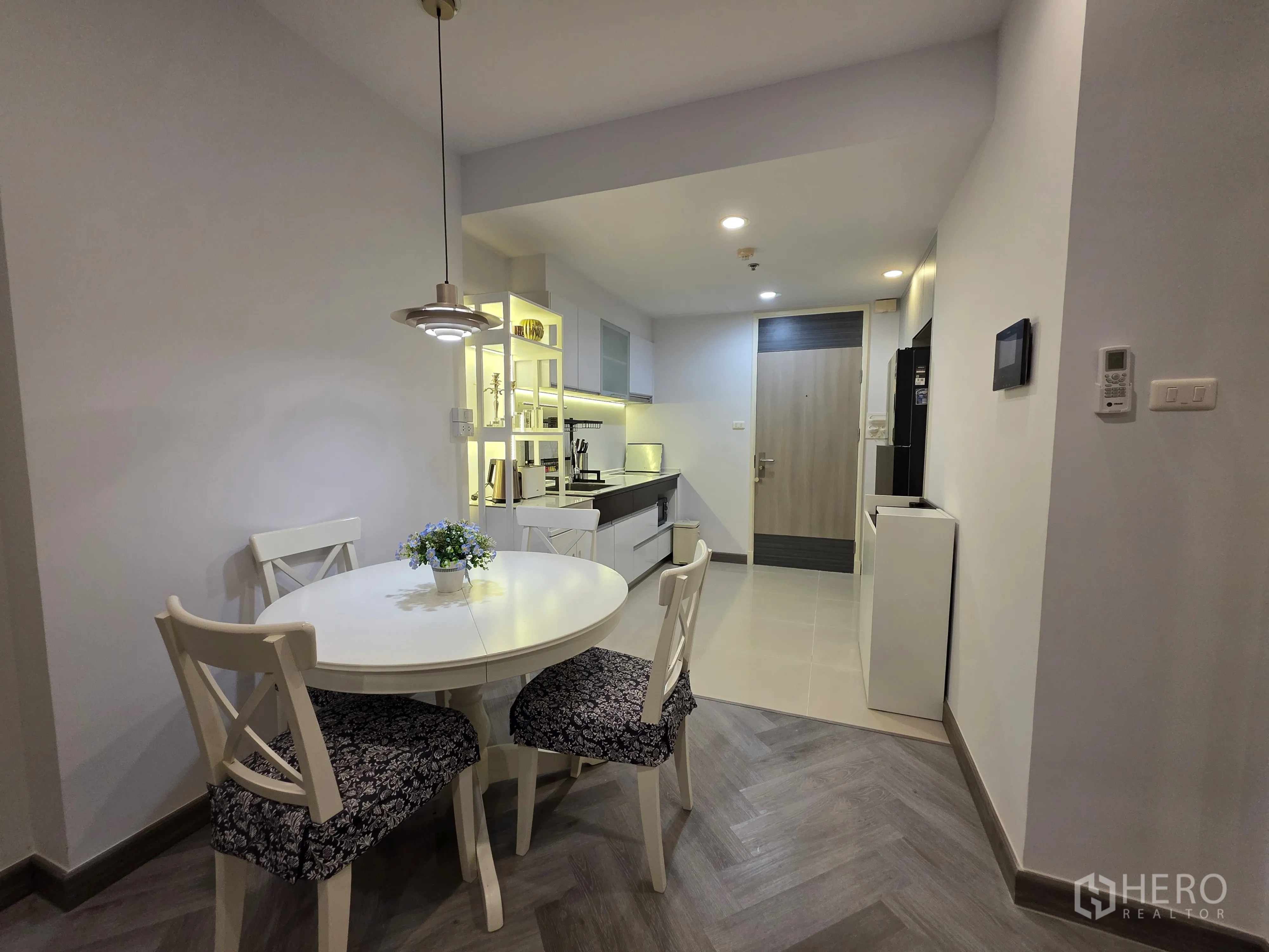 公寓 for rent in Bang Kapi, Bangkok - 餐区特写，圆桌与发光展示架紧邻厨房。