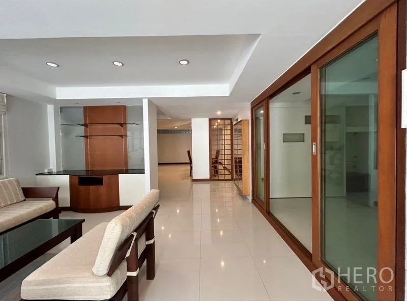 带办公室的家 出租在Suan Luang, Bangkok - 开放式客厅，木框玻璃隔断与内置柜